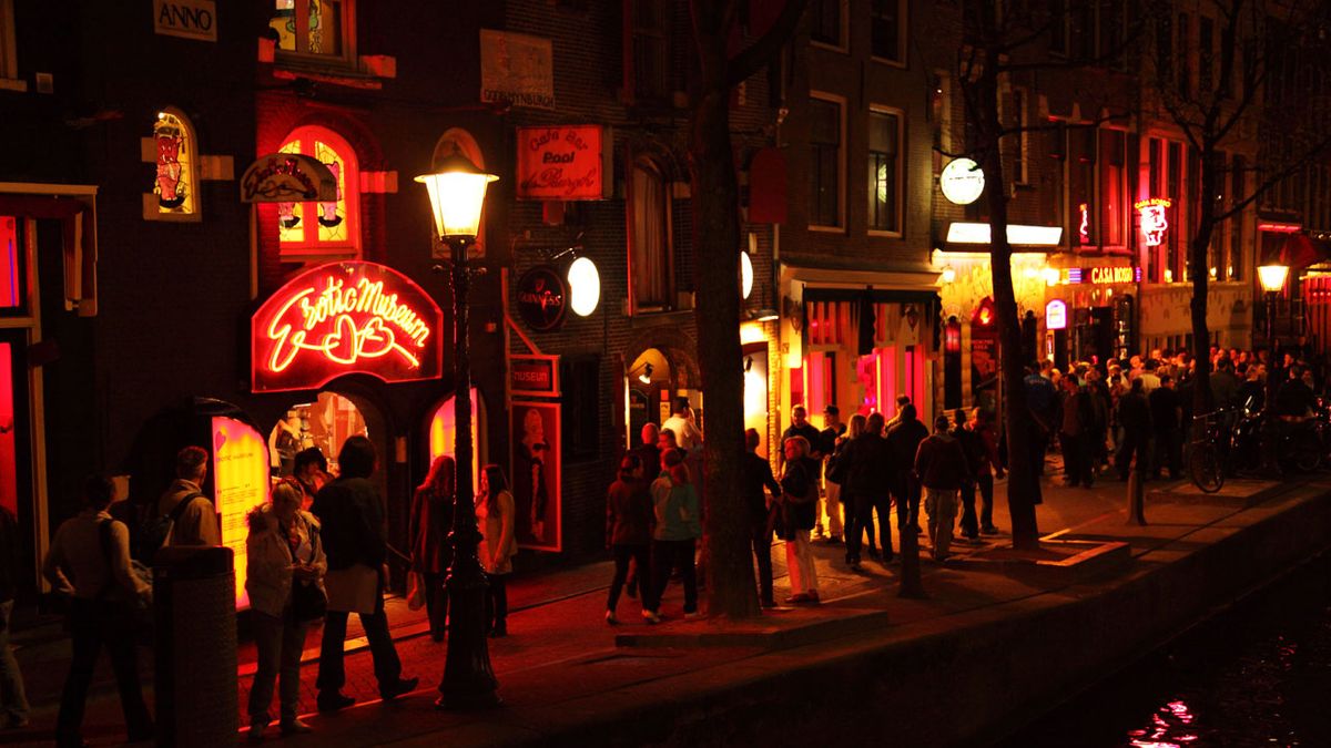 Červené lucerny v Amsterdamu zhasnou. Město se chce zbavit sexu a drog